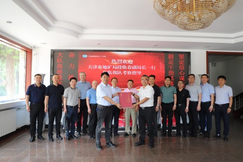 楼下合影 (2)_副本.jpg